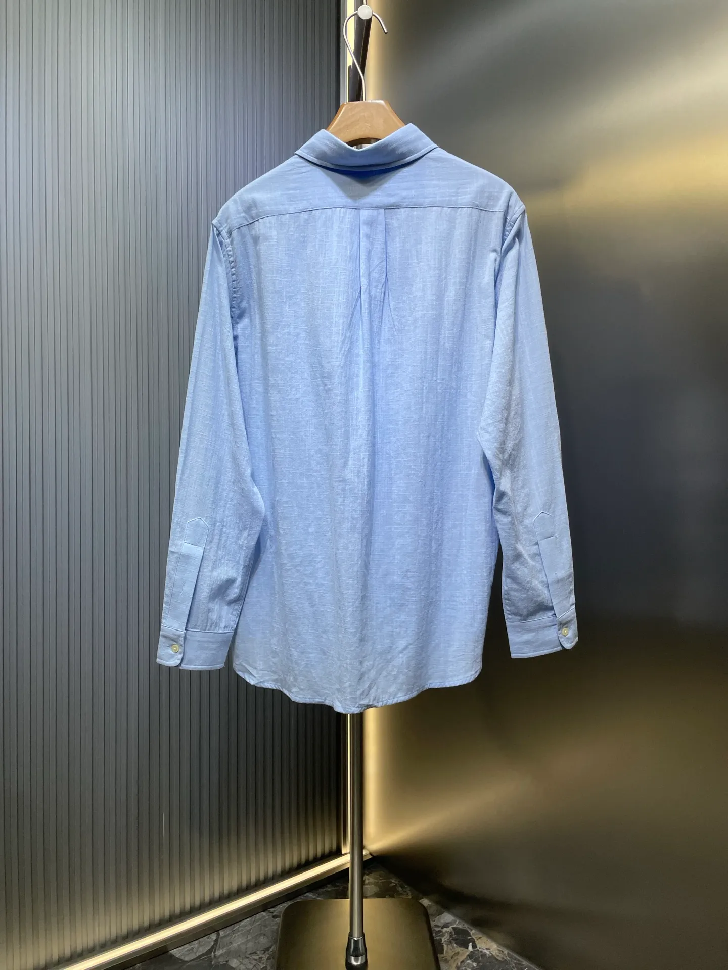 P430 Ralph Lauren 🌟[Top Original] Embroidered linen shirt. Selected high-quality linen material with natural texture and breathability. Tight and smooth, comfortable and close to the skin. Stunning appearance with a touch of pure white. The iconic pony embroidery is like a smart note jumping on the white canvas. Simple but highly recognizable. The clever design of the outer pleated split back shoulder adds a sense of agility and detachment in a minimalist shape. Contains the soul of fashion. Process 1: Adopt imported machine embroidery technology and use advanced computer control systems and precision mechanical components to achieve the iconic pony embroidery operation with high precision and smooth and delicate lines. Process 2: Adopt side-turning buried clamp stitching process, which is smooth and tidy. Process 3: The fabrics have been washed and have a better hand feel. Not easy to deform, not easy to shrink, not easy to fade, and maintain long-term beauty. Accessories: Customized 1:1 thick plate resin buckle Customized 1:1 Ralph Lauren trademark Fit: Loose fit Size: S M L XL
